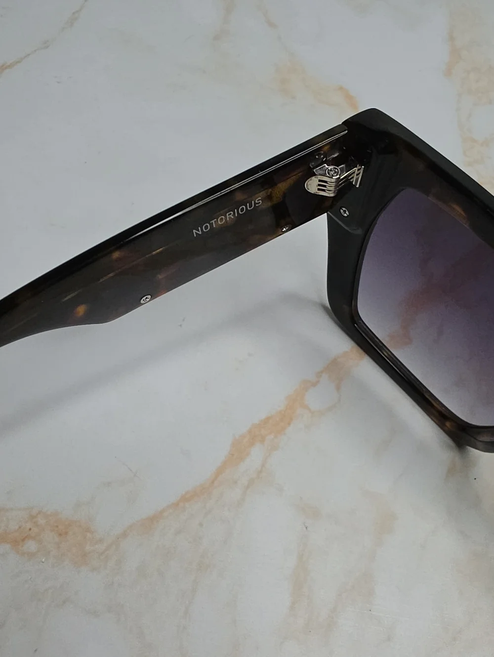 Quay Australia Women's Notorious Tortoise Sunglasses New With Case
